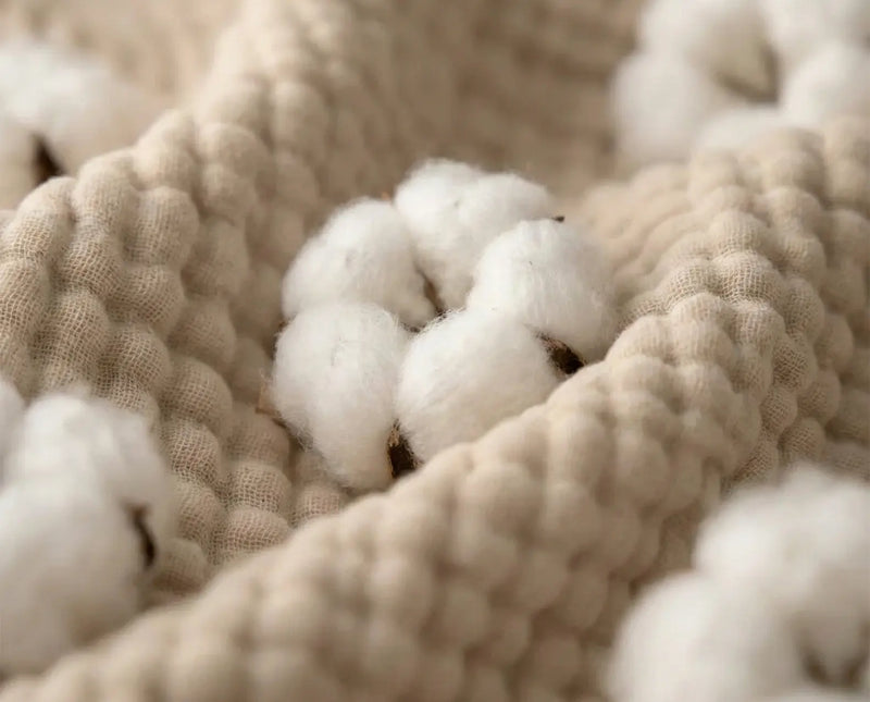 Close-up van gewassen muslin stof met katoenpluisjes